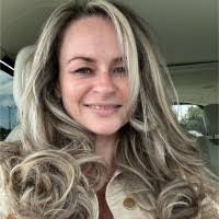 Melissa Healey's Instagram, Twitter & Facebook