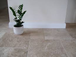 Stein Der Konige Mediterranes Flair Mit Travertin Travertin Natursteinfliesen Sind Perfekt Fur Mediterrane Traumha Natursteinfliesen Natursteine Haus Fliesen