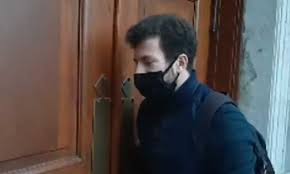 Hiç kuşkum yok ki, bu kişi şimdi sağda solda uğur dündar'a bomba gibi bir haber verdim, ama üzerine gitmekten korktu diyordur. Bogazici Ogrencilerinden Melih Bulu Ya Ugur Dundar Gondermesi Melih Bey Acar Misiniz Kapiyi