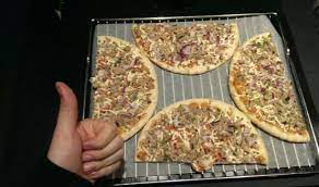 Wir schneiden die tiefgekühlte pizza mit einem messer in der mitte durch. Du Willst Zwei Pizzen Gleichzeitig Backen Hast Aber Nur Ein Backblech So Passen Beide Drauf Cooking Food Hacks Food