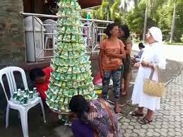 Pohon natal dari botol (foto: Pohon Natal Dari Botol Bekas Jadi Dekorasi Gereja Youtube