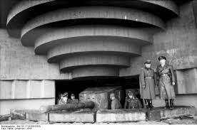 Generaal Friedrich Christiansen Inspecteert Het Kernwerk De Beer 11 Februari 1944 Bundesarchiv Foto Johann Military Bunkers Fortification Battle Of Normandy