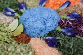 Nasi kerabu berwarna biru ialah hasil dari rendaman kuntuman bunga telang jadi ia adalah dari tumbuhan herba semulajadi bukan lah bahan pewarna. Bunga Telang Bukan Sekadar Pewarna Semulajadi