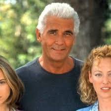 Andrea Baynes's Instagram, Twitter & Facebook