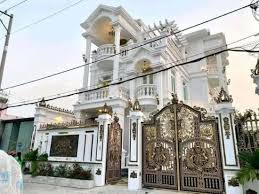 Pagar klasik besi tempa terbuat dari besi solid berukir dengan aksesoris yang unik, finishing cat antik menambah pesona rumah modern sesuai estetika. 10 Potret Rumah Klasik Mewah Ala Sultan Ruang Inspiratif