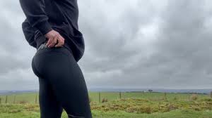**大量のザーメン** タイトなレギンスで田舎を歩きながらオナニーするティーン