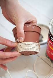 Avec ce diy simple et rapide, apprenez à customiser leurs pots en plastique avec une chambre à air pour apporter une touche de modernité à votre décoration. Diy Cache Pots Comment Les Customiser Visite Deco