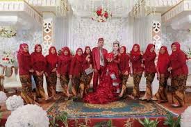 Inilah pantun pantun pengantin dibuat untuk yang lagi bahagia disingkat p3 bukan karena menteri agama dari p3. Model Kebaya Seragam Keluarga Pernikahan Kebaya Seragam Pernikahan Murah Model Seragam Kebaya Pernikahan Model Seragam Kebaya Untuk Pernikahan S Free People