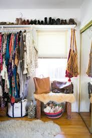 Gregory And Jenny S Relaxed Hippie Bungalow Schlafzimmer Schrank Ideen Alternatives Wohnen Offenes Regal