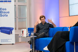Das berühmteste literarische sitzmöbel das blaue sofa ist das gemeinsame autorenforum von bertelsmann, zdf, deutschlandfunk kultur und 3sat. Das Blaue Sofa Ist Der Renner