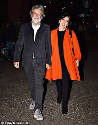 La coppia era scoppiata lo scorso anno, pare perché lui avesse deciso di non sposarla più. Roy De Vita Con La Nuova Compagna Raffaella Leone Foto Gossip It