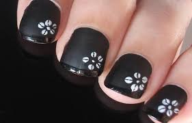 Empezamos con las tendencias 2020 de uñas decoradas de pies donde se mezclan colores, técnicas y estilos como es este modelo en rosa, con francesa en. Disenos De Unas Con Flores Unasdecoradas Club