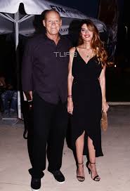 «μου έχουν μεταφερθεί κάποια λόγια του τριαντάφυλλου, εδώ και καιρό, απλά επειδή δεν τον έχω ακούσει τον ίδιο να τα λέει. An8h Salagkoydh Se3i Chic Emfanish Sto Pleyro Toy Tzwnh Kalhmerh Fwtografies