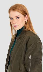 Bien chaud, agréable a porter.bien porter, poche sur la manche un peu abîme. Stradivarius Blouson Bomber Femme Kaki S From Stradivarius On 21 Buttons