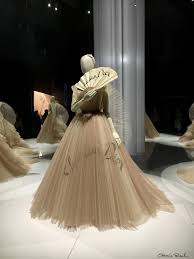 Gli abiti da sera 2019 presentati in. Christian Dior Designer Of Dreams Al V A Di Londra Catartica
