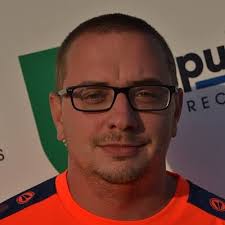 Voor onze regionale U15-B kunnen we je voorstellen aan Hans Geeroms.  Dankzij onze samenwerking met Osta meerbeke, waar Hans al enkele jaren  trainer is, hebben we hem zo ook leren kennen op