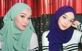 Tidak dinafikan, ramai wanita memilih tudung bawal berbanding selendang kerana mudah untuk digayakan. Cara Pakai Tudung Bawal Fesyen Terkini