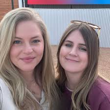 Julie Farnham's Instagram, Twitter & Facebook