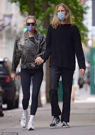 Sep 30, 2020 · who is tom daly? Elsa Hosk Und Beau Tom Daly Schutzmasken Tragen Wie Sie Pack Auf Dem Pda Beim Spaziergang In New York Aktuelle Boulevard Nachrichten Und Fotogalerien Zu Stars Sternchen