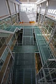 Le Carre D Art De Nimes Une Architecture Antique Et Contemporaine Blog Voyage Architecture Architecture Antique Escalier En Verre