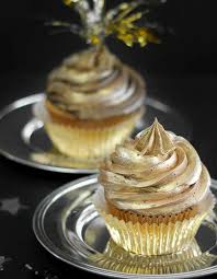 Cupcakes Glacage Or Cupcakes Cupcake Anniversaire Gateaux Et Desserts