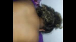 Morena cacheada dando de quatro 