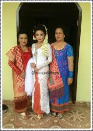 Kebaya pengantin ekor modern full payet atasan dan ekor menyatu ya… model kancing depan ekor tulle lace payet cantik. 16 Batak Wedding Ideas Kebaya Kebaya Wedding Model Kebaya