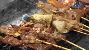 Sate kere disajikan dengan bumbu kacang yang pedas manis dan gurih. Berita Sate Kere Hari Ini Kabar Terbaru Terkini Liputan6 Com