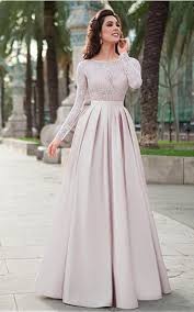 Kain tile, brukat, satin, dipadukan dengan begitu apik sehingga membuat baju pengantin syar'i dengan baju pengantin model flowy dan full kain tile sebagai outer, kesan mewah nan berkelas 7. 77 Ide Dress Kain Satin Gaun Pakaian Wanita Model Pakaian