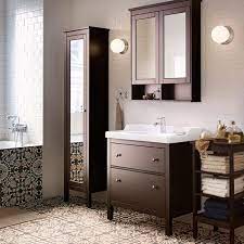 Son aménagement se doit d'être fonctionnel. Salle De Bain Marron Une Idee Deco Contemporaine A Decouvrir Meuble Lavabo Hemnes Ikea Hemnes