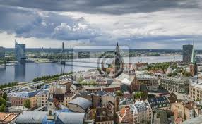 Er grenzt im norden an estland, im osten an russland und weißrussland und im süden an litauen. Riga Die Hauptstadt Von Lettland Fototapete Fototapeten Turm Tour Tourismus Spanien Myloview De