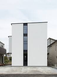 白い 壁 の 家