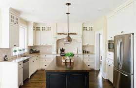 Another example of a farmhouse style with a modern twist, this kitchen is both beautiful and functional. 15 Traditional And White Farmhouse Kitchen Designs Home Design Lover