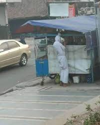 Hantu pocong dua ekor datang rumah. Pocong Kesiangan Lucu Cocok