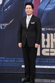 매일경제 스타투데이 진향희 기자 전힌화와 유동근의 결혼스토리가 공개됐다. í¬í†  ìœ ë™ê·¼ ë©‹ì§€ê²Œ ìŠˆíŠ¸ ì°¨ë ¤ìž…ê³  í•œê²½ë‹·ì»´