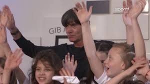 Februar 1960 (61 jahre alt). Joachim Low Dfb Trainer Gibt Interview Fur Kinder Youtube