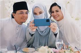 Acara pernikahan mereka digelar di binjai 8 premium soho, kuala lumpur, malaysia. Belum Genap 1 Tahun Cerai Dari Laudya Cynthia Bella Engku Emran Kini Resmi Nikahi Noor Nabila Pikiran Rakyat Com
