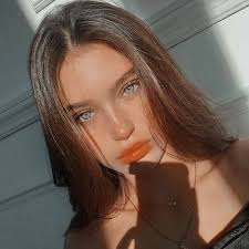 Hester Lyons's Instagram, Twitter & Facebook