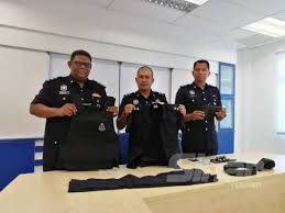 Indonesia maju sah satpam pakai seragam polri, apel siaga bupati bombana, bupati pakai seragam polisi kapolda layangkan surat teguran mabes polri bilang begini, review. Fanatik Pakaian Seragam Polis Sinar Harian