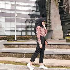 Namun aku tidak pernah mau memanggil nama mamaku, susy, bagiku panggilanku saat bercakap, saat sedang berstubuh adalah mama. Modelling Hijabfashion Gaya Hijab Kasual Busana Hijab Modern Casual Hijab Outfit