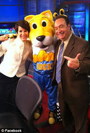 Dog bites kyle dyer denver 9 news anchor woman on live t.v. Kyle Dyer Dog Bite Video Tv Anchor Says She Got Too Close And Made Mistake By Leaning In Daily Mail Online