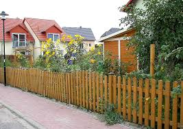 Von ranken bewachsen oder mit pflanzkästen behängt, fügt sich der gartenzaun aus holz nahtlos in die natur ein. Gartenzaun Aus Holz Selber Bauen Anleitung