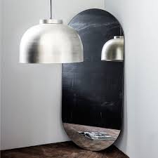 E arogant, cinic, mizantrop, e un om dificil, plin de păcate, care merge greu, din cauza unei probleme la un picior. House Doctor Walls Mirror Connox