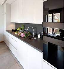 Cuisine grise et blanc ou rouge, gris taupe ou anthracite, pour la couleur de peinture, les meubles, le gris aime la cuisine. 10 Electromenagers Noirs Pour Une Cuisine Encore Plus Chic