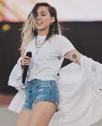 1 8m Likes 5 167 Comments Miley Cyrus Mileycyrus On Instagram Emu Amp Pablow Peekin Thru Miley Cyrus Backyard Sessions Miley Cyrus Hair Miley Cyrus