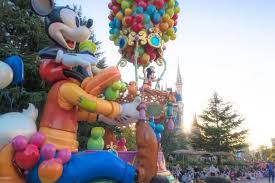 Why I Loved Happiness Is Here At Tokyo Disneyland Tokyo Disneyland Disneyland Parade Design