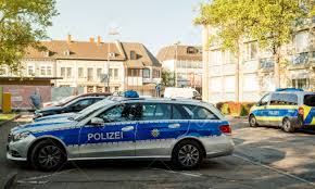 Kehl Allemagne 28 Avril 201 Polizei Voiture De Police Moderne Mercedes Benz Voiture Bleue Garee Devant Le Poste De Police Dans Le Centre De La Ville De Kehl En Allemagne Banque D Images