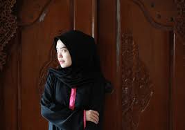 Perempuan berhijab gak harus selalu mengenakan dress, tunik, atau abaya kok. Foto Wanita Hijab Dari Samping Foto Cewek Cantik