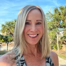 Should This Book Be Banned? An Anthology: Daugherty, Brienne, Ray, Travis,  Hodnett, Jim: 9798987017470: Amazon.com: Books