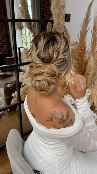 Check out this gorgeous textured low bun from today’s bridal hairstyle tutorial! 😍 It’s elegant and easy to achieve, perfect for any bride who wants a chic, polished look. , I’ll walk you through the ...